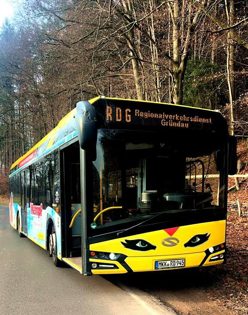 RDG Bus 945 mit markantem Augen-Design